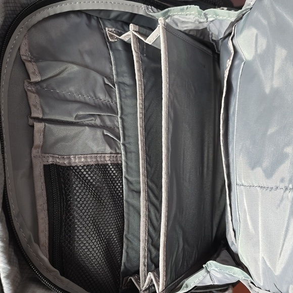 2XHOSTPICK. Like New. Dell Black/Gray Laptop Heavy Duty Backpack w/Multi Pockets - Picture 7 of 10